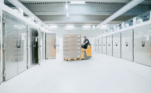 Eim Staplerfahrer transportiert Medizinprodukte in eine der Sterilisationskammern