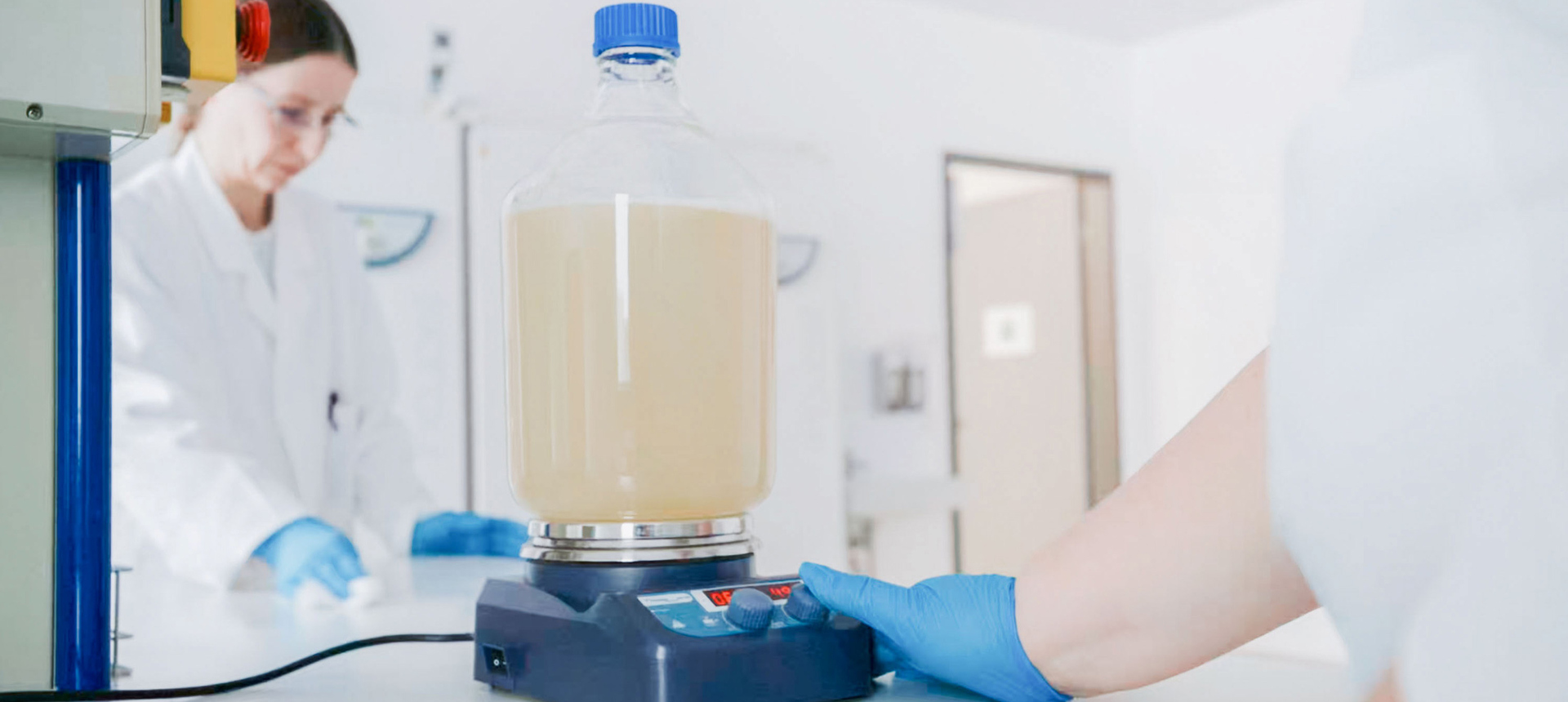 Mitarbeiterinnen von HA2 bei Laborarbeiten