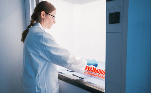 Mitarbeiterin im Labor zur Qualitätskontrolle