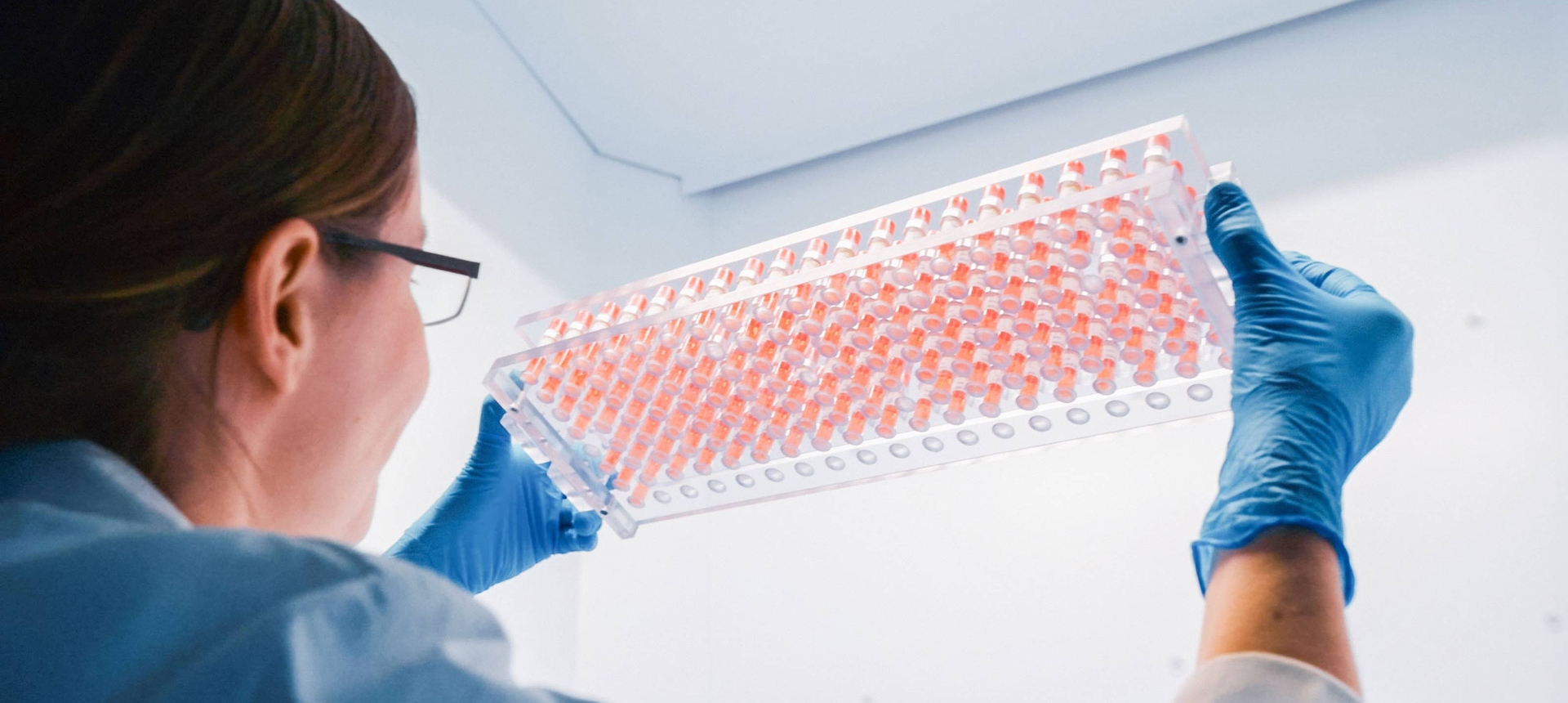 Mitarbeiterin bei der Qualitätssicherung im Labor