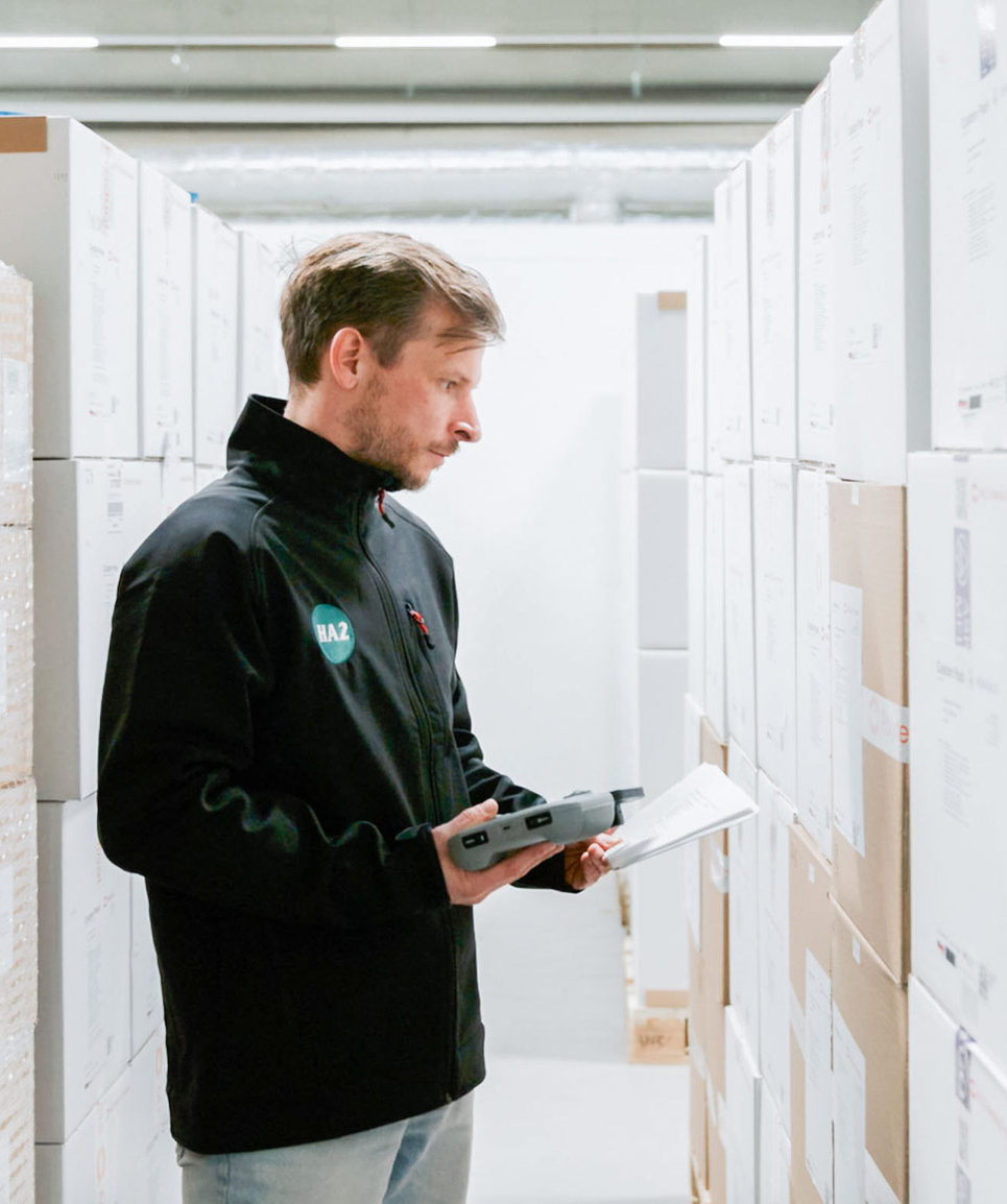 Ein Mitarbeiter bei der Qualitätssicherung bei HA2