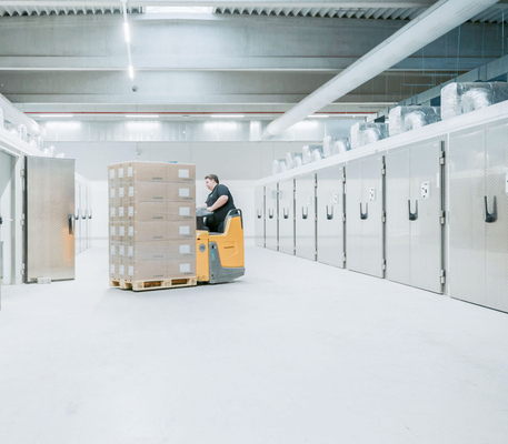 Ein Logistiker bei der Verladung von Medizinprodukten bei HA2