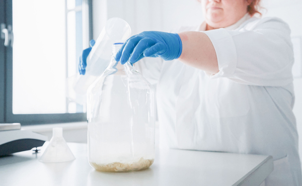 Mitarbeiterin von HA2 im Labor