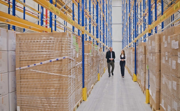 Daniel Schiel und Marlene Mulders im Lager von HA2